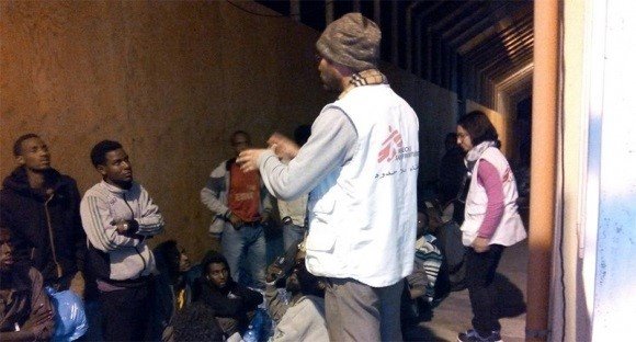 Personal de Médicos Sin Fronteras atiende a inmigrantes y refugiados en el centro de recepcion de Pozzallo, en la isla italiana de Sicilia | MSF - Archivo ep personal de medicos sin fronteras atiende a inmigrantes y refugiados en el centro de recepcion de