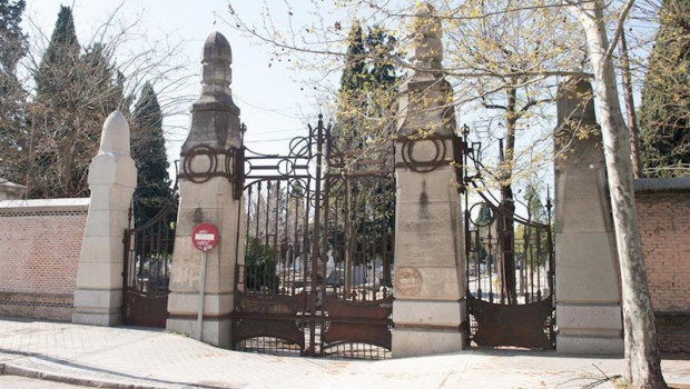 ep puerta del cementerio de la almudena que desde hoy ha reanudado la actividad para poder seguir