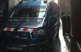 ep un furgon de mossos desquadra durante el dispositivo contra narcopisos en el raval junto a la