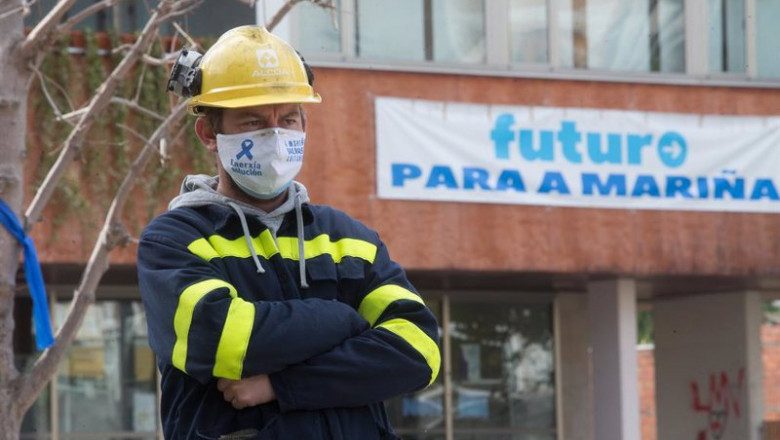ep un trabajador de alcoa protesta en a marina ep un trabajador de alcoa protesta en a marina