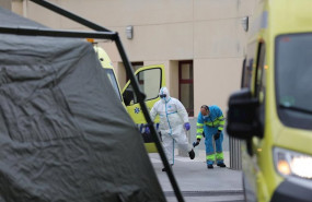 ep un trabajador sanitario desinfecta su material junto a la zona donde soldados del mando de