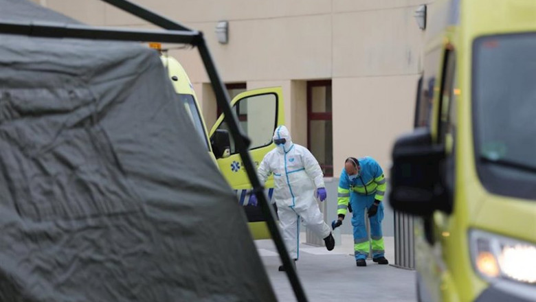 Un trabajador sanitario desinfecta su material junto a la zona donde soldados del Mando de Ingenieros de Salamanca del Ejército de Tierra, una unidad de 34 militares, instalan un hospital provisional de entre 60 y 70 camas en el Hospital Gregorio Marañón | Marta Fernández Jara - Europa Press ep un trabajador sanitario desinfecta su material junto a la zona donde soldados del mando de