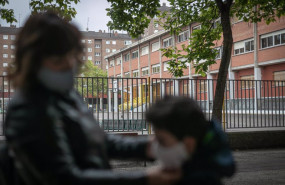 ep una madre y su hijo a las puertas de un colegio en vitoria-gasteiz pais vasco espana a 7 de