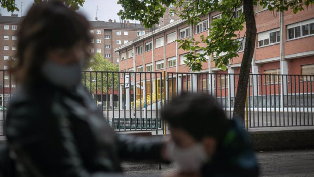 ep una madre y su hijo a las puertas de un colegio en vitoria-gasteiz pais vasco espana a 7 de
