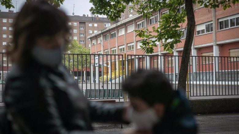 Una madre y su hijo a las puertas de un colegio, en Vitoria-Gasteiz, País Vasco (España), a 7 de septiembre de 2020. | Iñaki Berasaluce - Europa Press ep una madre y su hijo a las puertas de un colegio en vitoria-gasteiz pais vasco espana a 7 de