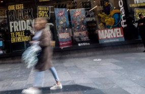 ep una persona con una bolsa durante el black friday