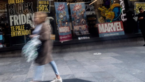 ep una persona con una bolsa durante el black friday