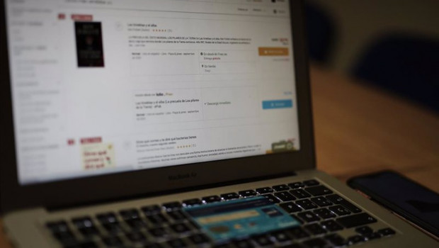 ep una persona navega con su ordenador por la pagina de un comercio para realizar una compra online ep una persona navega con su ordenador por la pagina de un comercio para realizar una compra online