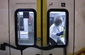 ep una trabajador de limpieza desinfecta un vagon de metro en la estacion intermodal de palma