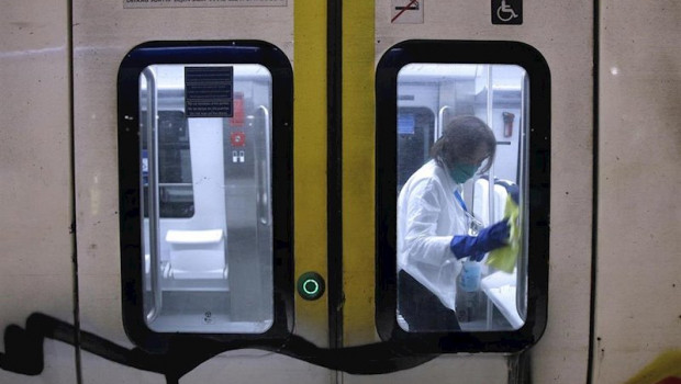 ep una trabajador de limpieza desinfecta un vagon de metro en la estacion intermodal de palma