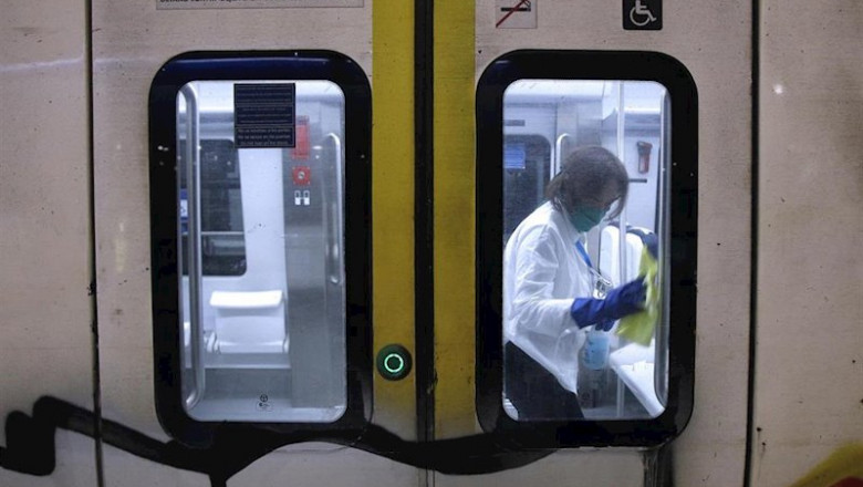 Una trabajador de limpieza desinfecta un vagón de metro en la estación Intermodal de Palma, durante el estado de alarma. | Isaac Buj - Europa Press ep una trabajador de limpieza desinfecta un vagon de metro en la estacion intermodal de palma