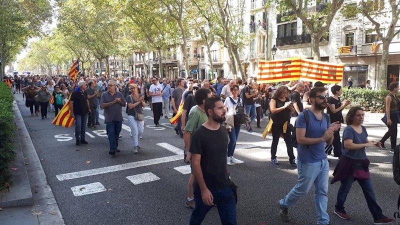 ep unos 1000 independentistas cortan la gran via de barcelona cerca de la plaza espanya