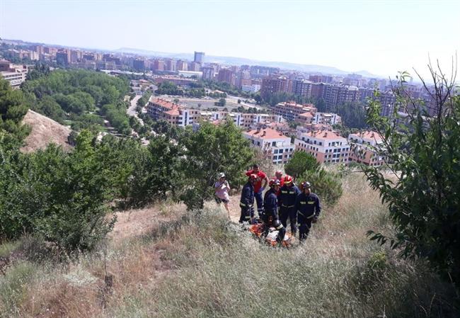 ep valladolid- los bomberos rescatanun ciclistalas contiendas