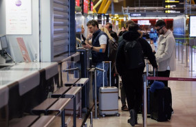 ep varias personas con maletas en la terminal t4 del aeropuerto de adolfo suarez madrid barajas a 5 ep varias personas con maletas en la terminal t4 del aeropuerto de adolfo suarez madrid barajas a 5