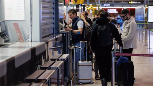 ep varias personas con maletas en la terminal t4 del aeropuerto de adolfo suarez madrid barajas a 5