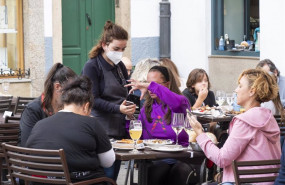 ep varias personas en la terraza de un bar 20211025091503