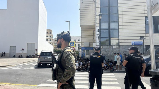 ep varios militares dan apoyo a efectivos de la policia nacional al lado de una comisaria en ceuta ep varios militares dan apoyo a efectivos de la policia nacional al lado de una comisaria en ceuta