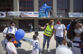 ep varios ninos acuden a una concentracion en conmemoracion del ano de lucha por la planta de