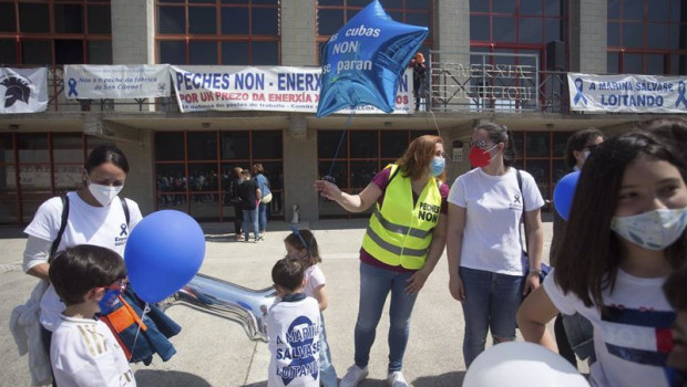 ep varios ninos acuden a una concentracion en conmemoracion del ano de lucha por la planta de