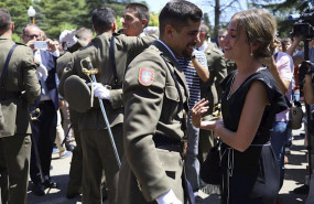 ep varios oficiales saludan a sus familiares tras la visita del rey felipe vi al acto de entrega de