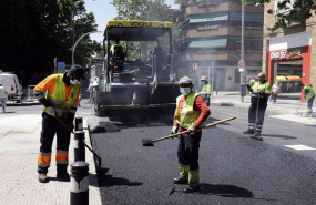 ep varios operarios trabajan en la renovacion del pavimento de una calle