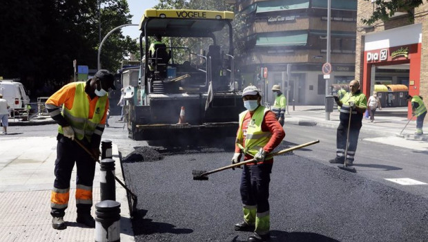 ep varios operarios trabajan en la renovacion del pavimento de una calle