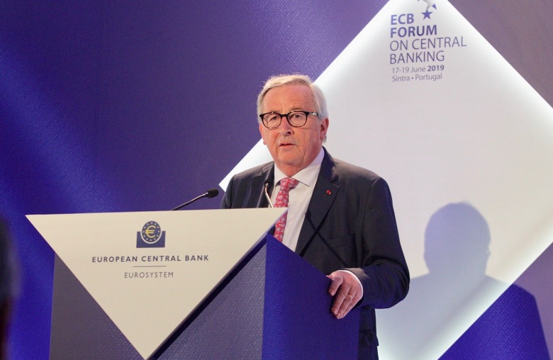 Juncker responde a Trump: Es injusto atacar la independencia del BCE