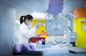 test-en-laboratoire-pharlacie-credits-astrazeneca test-en-laboratoire-pharlacie-credits-astrazeneca