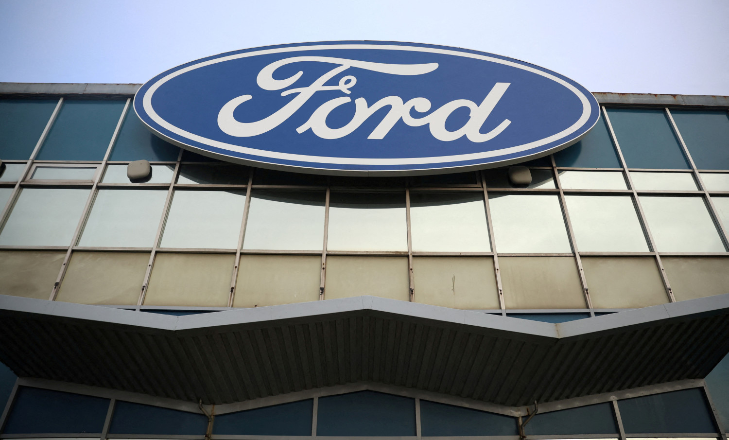 des panneaux sont visibles a l exterieur de l usine de transmissions ford halewood a liverpool en grande bretagne des panneaux sont visibles a l exterieur de l usine de transmissions ford halewood a liverpool en grande bretagne