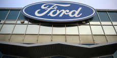 des panneaux sont visibles a l exterieur de l usine de transmissions ford halewood a liverpool en grande bretagne 