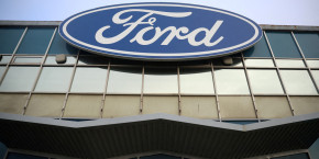 des panneaux sont visibles a l exterieur de l usine de transmissions ford halewood a liverpool en grande bretagne des panneaux sont visibles a l exterieur de l usine de transmissions ford halewood a liverpool en grande bretagne