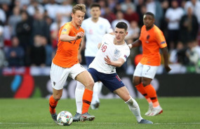 ep 06 june 2019 portugal guimaraes netherlands frenkiejong l and englands declan rice battle for the ball during the uefanations league semi final soccer match between netherlands and england at the estadio d afonso henriques photo tim goodep