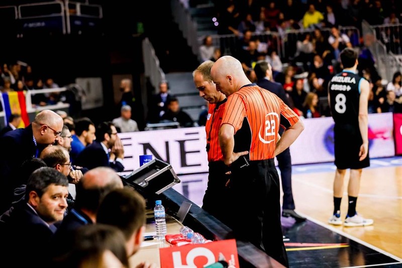 ep arbitros de la liga endesa consultando el instant replay