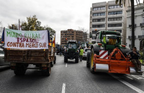 ep archivo   agricultores circulan con sus tractores por el centro de la ciudad en protesta contra