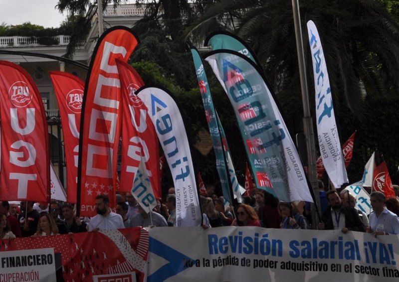 Los sindicatos afirman que un 75% de los 80.000 trabajadores de banca han secundado la huelga