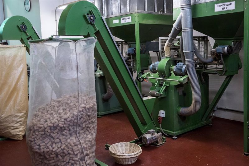 La producción industrial registra en abril un descenso del 5,7% y vuelve a tasas negativas