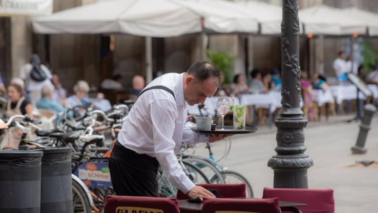 ep archivo un camarero limpia una mesa en la plaza real de barcelona en barcelona ep archivo un camarero limpia una mesa en la plaza real de barcelona en barcelona