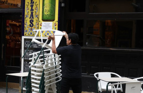 ep archivo un camarero trabajando 20251216091103 ep archivo un camarero trabajando 20251216091103