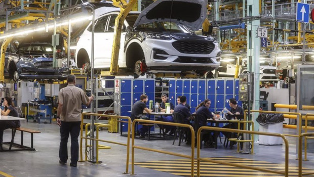 ep archivo   un vehiculo en la fabrica de ford en almussafes
