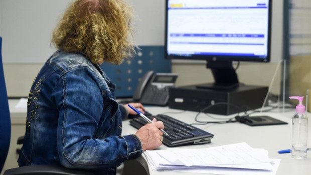 ep archivo   una empleada publica durante su jornada laboral