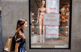 ep archivo   una mujer pasa por el escaparate de una tienda intimissimi donde hay colgados carteles