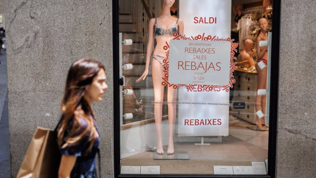 ep archivo   una mujer pasa por el escaparate de una tienda intimissimi donde hay colgados carteles