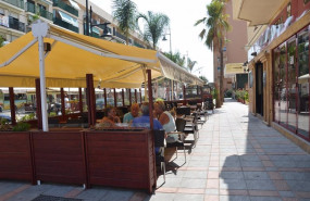 ep archivo   unos turistas aprovechan los ultimos dias del verano para tomarse un aperitivo en una