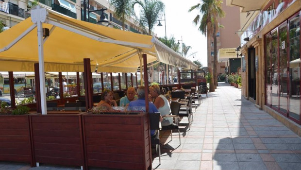 ep archivo   unos turistas aprovechan los ultimos dias del verano para tomarse un aperitivo en una