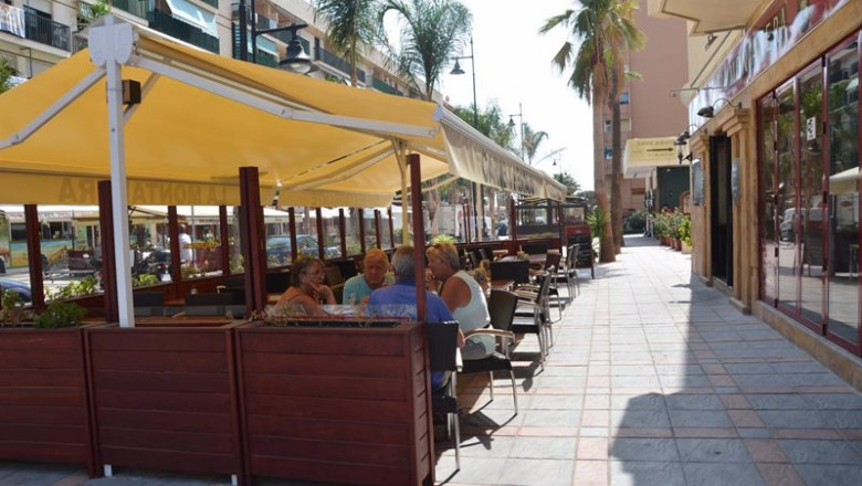 Archivo - Unos turistas aprovechan los últimos días del verano para tomarse un aperitivo en una terraza de Fuengirola. | EUROPA PRESS/AYTO FUENGIROLA - Archivo ep archivo unos turistas aprovechan los ultimos dias del verano para tomarse un aperitivo en una