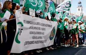 ep archivo   varias personas con pancartas durante una concentracion de csif