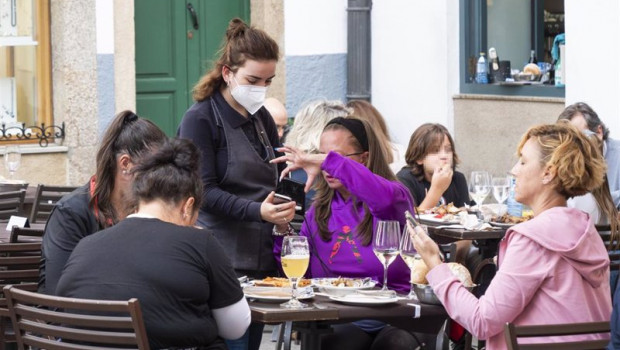 ep archivo   varias personas en la terraza de un bar