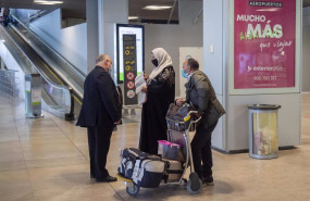 ep archivo   varias viajeros de un vuelo procedente de casablanca marruecos en la terminal t1 del