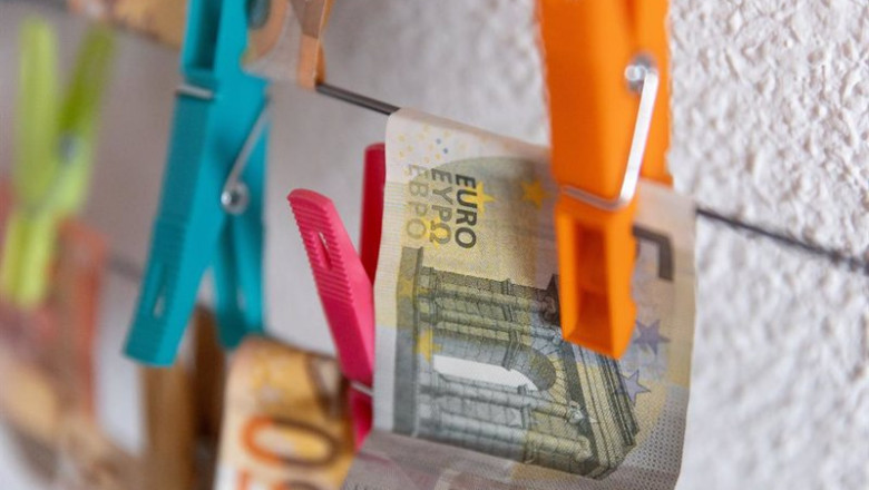 ep archivo varios billetes sujetos con pinzas a 9 de enero de 2024 ep archivo varios billetes sujetos con pinzas a 9 de enero de 2024