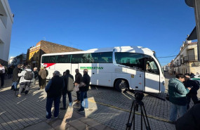 ep autobus fletado para trasladar a familiares de afectados desde el centro de mayores de adamuz al